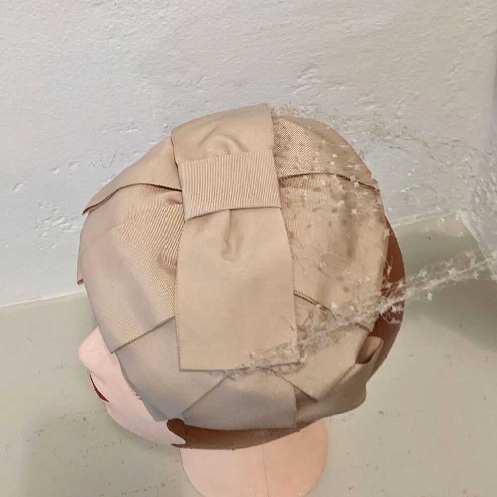 VTG. 50s/early 60s Creamy Beige Grosgrain Ribbon Half Hat / Cocktail Hat w/Veil - Picture 4 of 11